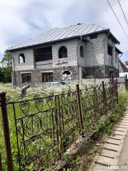 Casă cu 8 camere cu Teren 706 Mp în Ieud