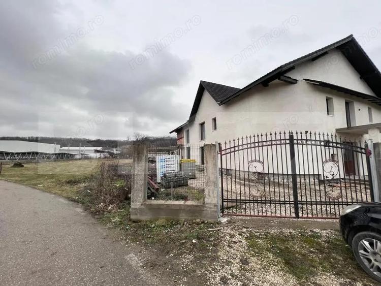 Casă cu 12 camere cu Teren 3730 Mp în Stremț
