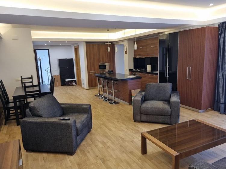 Apartament cu 3 camere decomandat în Polonă