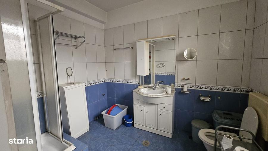 Casă cu 6 camere cu Garaj în Domenii