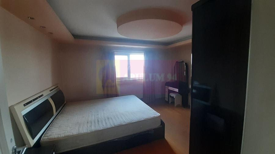 Casă individuală cu 7 camere cu Canalizare în Central