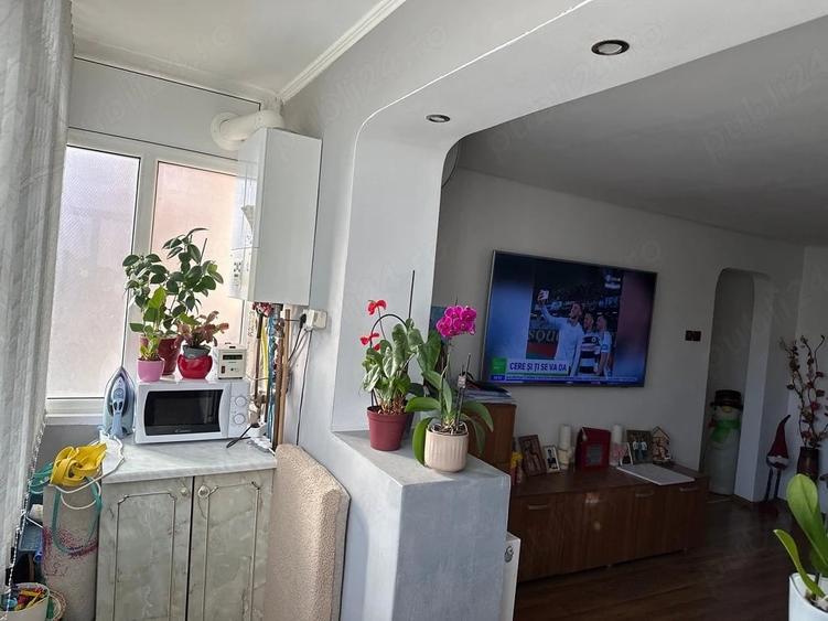 Apartament cu 3 camere semidecomandat în Central