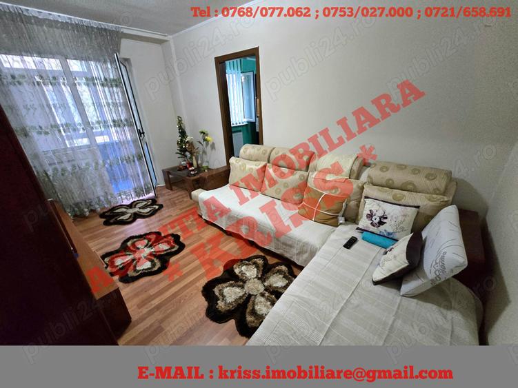 Apartament cu 3 camere semidecomandat în Craiovei