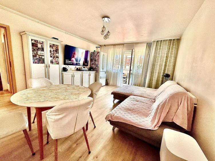 Apartament cu 3 camere decomandat în Est
