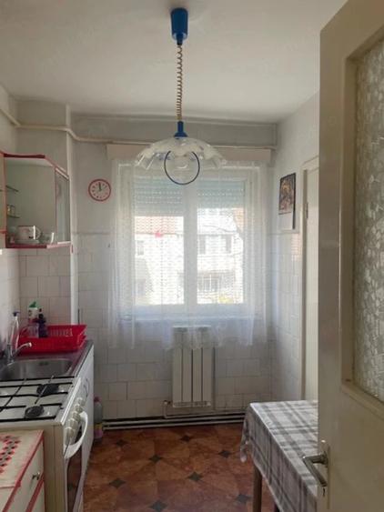 Vand apartament , 3 camere . semidecomandat , etaj 2 , Micro 3 - 15