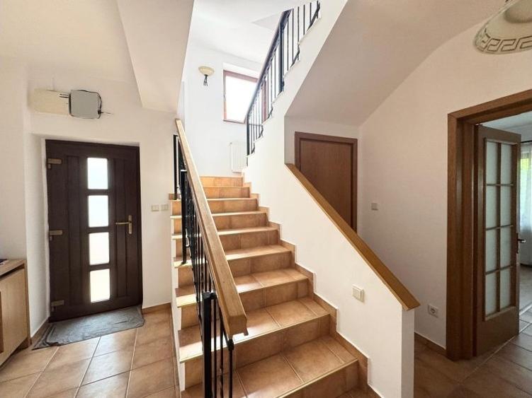 Casă cu 8 camere cu Teren 250 Mp în Tei