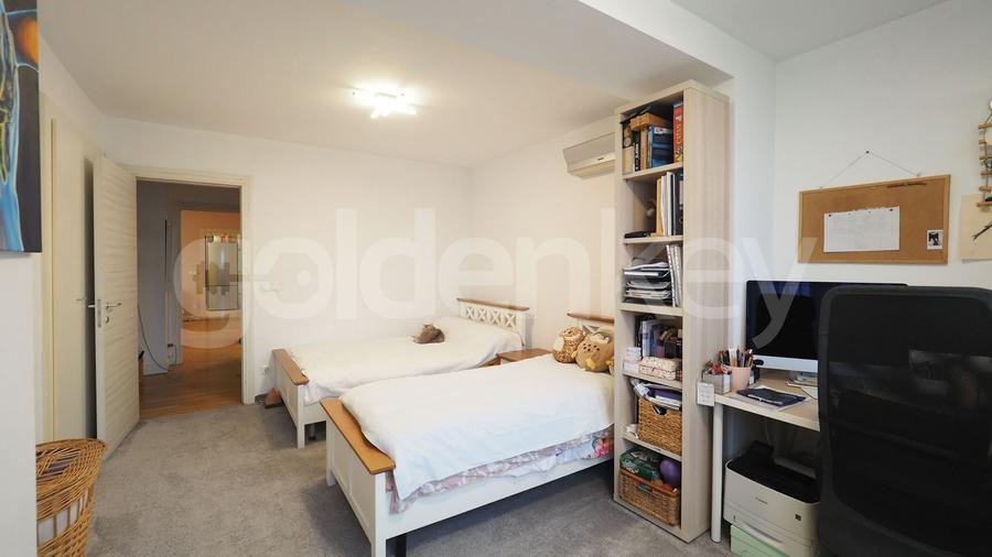Apartament cu 4 camere semidecomandat, mobilat în Băneasa