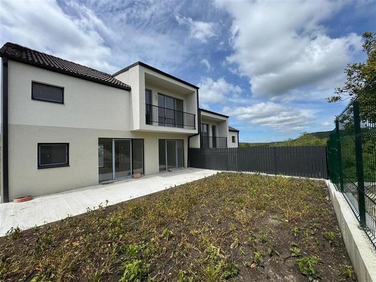 Duplex cu 4 camere cu Canalizare în Chinteni