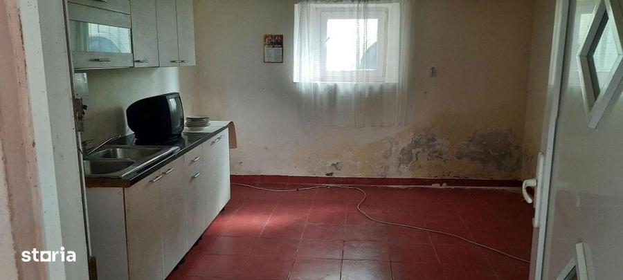 Casă cu 4 camere cu Teren 720 Mp în Poiana Sibiului