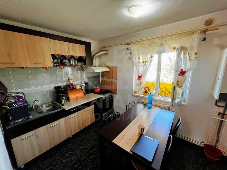 Apartament cu 3 camere semidecomandat, mobilat în 1 Mai