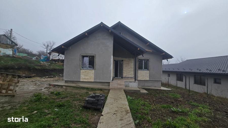 Casă cu 3 camere decomandat în Miroslava