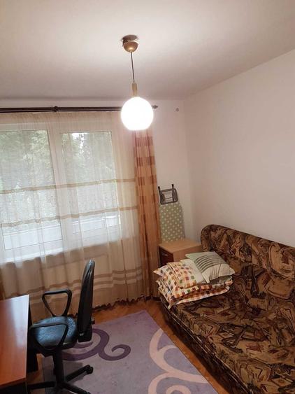 Apartament cu 3 camere decomandat în Cornișa