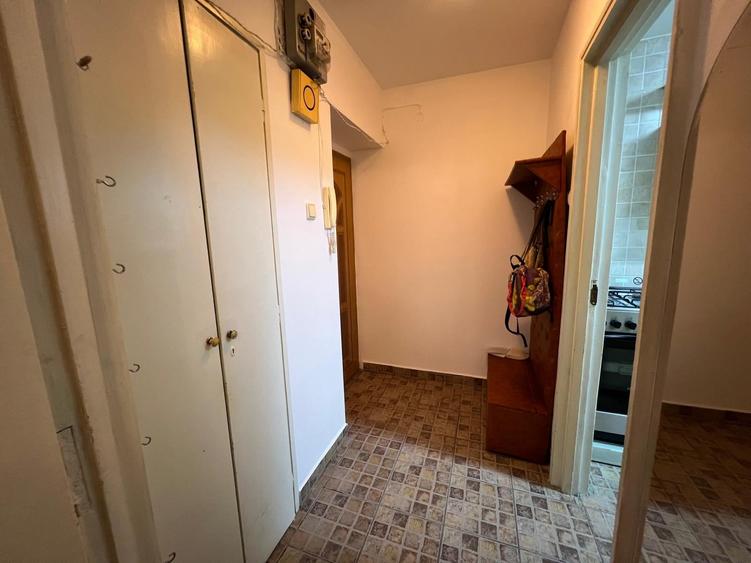 Apartament cu 2 camere semidecomandat în Olteniței