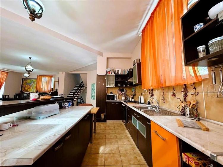 Casă individuală cu 10 camere cu Piscina în Malul Ursului