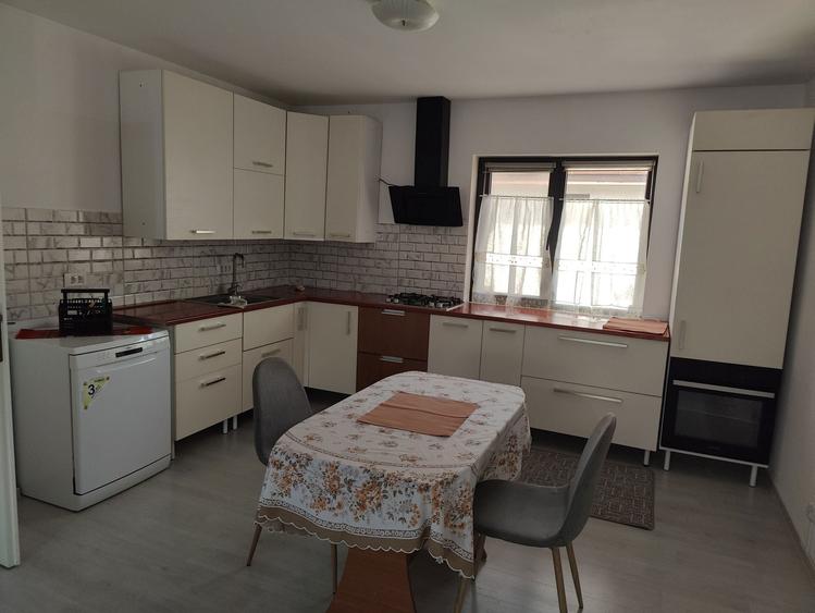 Apartament cu 3 camere semidecomandat în Central