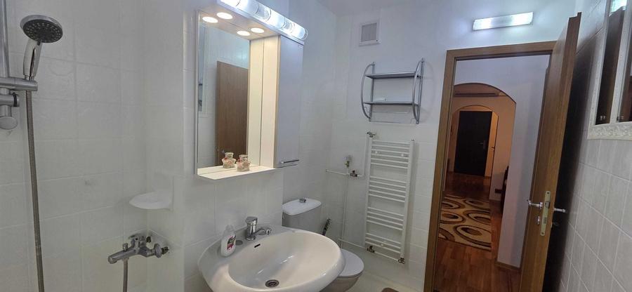 Apartament cu 3 camere semidecomandat, mobilat în Aradului
