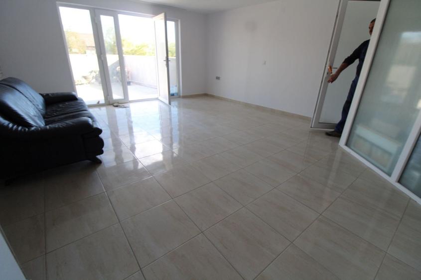 Casă individuală cu 6 camere cu Canalizare în Est