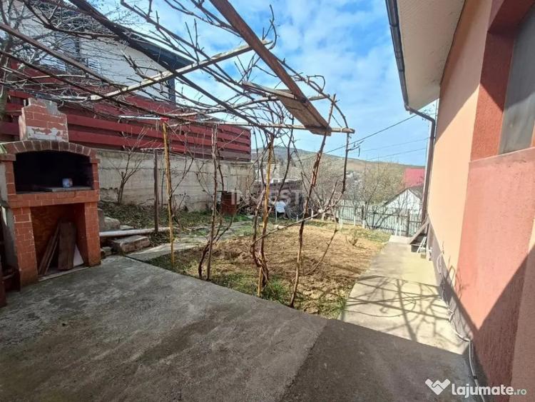 Casă cu 5 camere cu Teren 500 Mp în Tomești