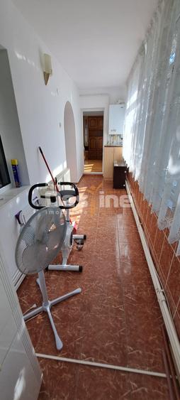 Apartament cu 3 camere decomandat, mobilat în Nicolina