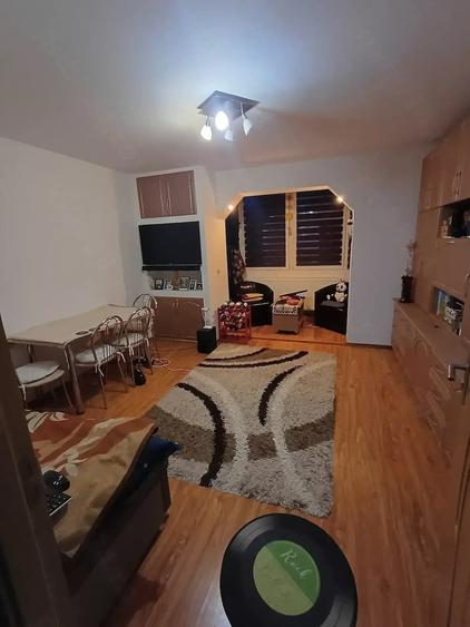 Apartament cu 3 camere semidecomandat în Dâmbu Pietros