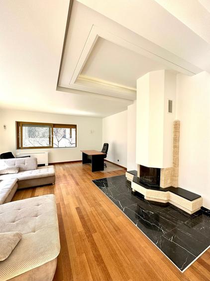 Apartament cu 5 camere decomandat în Primăverii