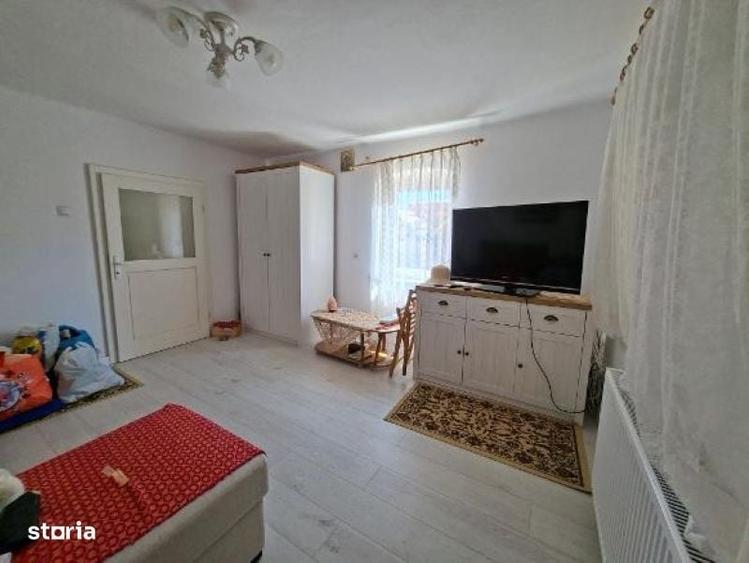 Casă cu 2 camere decomandat în Ruși