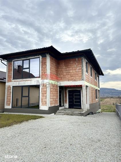 Casă cu 4 camere cu Teren 900 Mp în Uriu