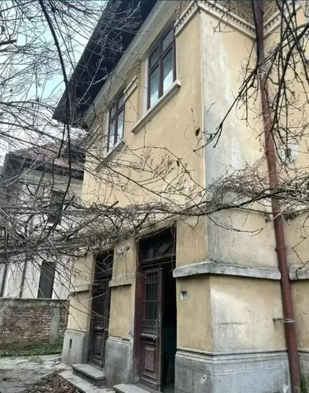 Casă cu 9 camere cu Canalizare în 1 Mai