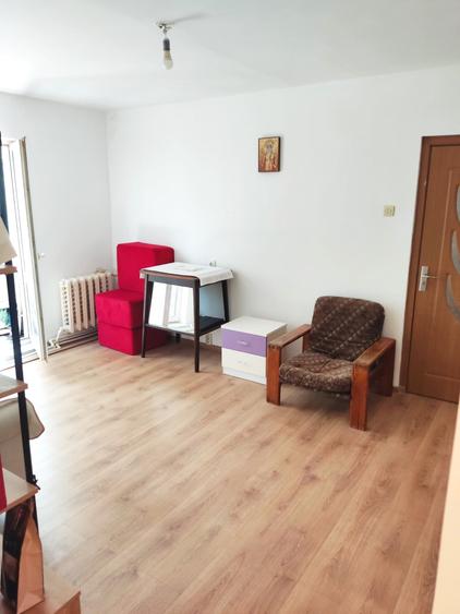 Apartament cu 3 camere semidecomandat în Dacia