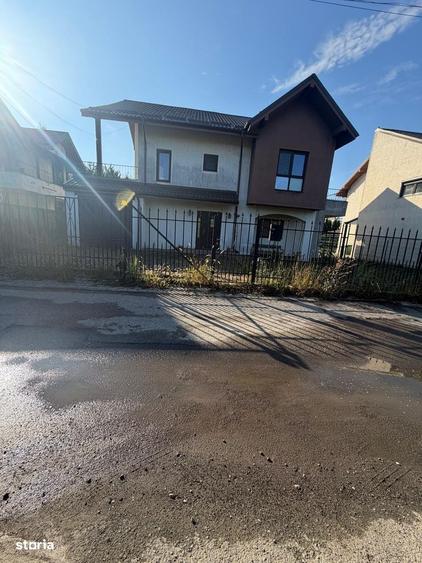 Casă cu 4 camere cu Teren 600 Mp în Calea Moldovei