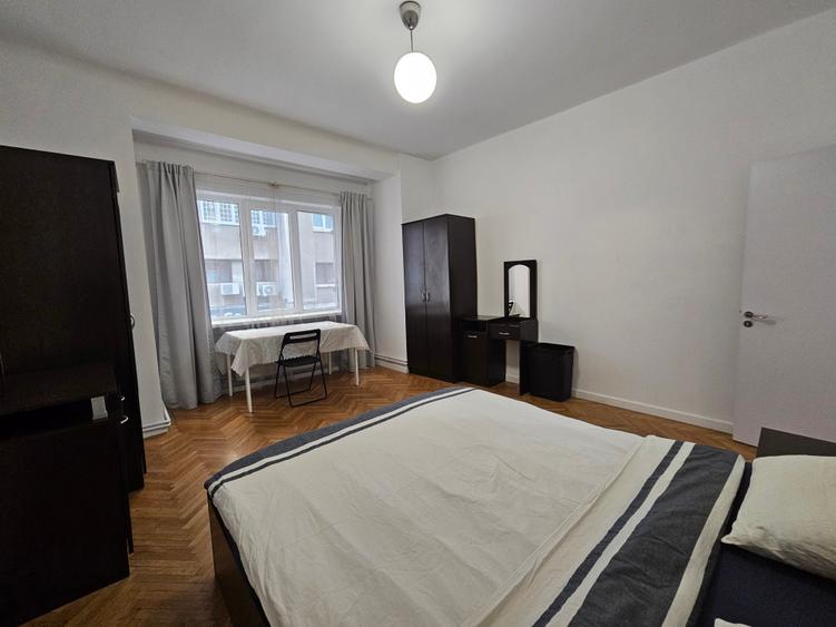 Apartament cu 3 camere decomandat în P-ța Universității