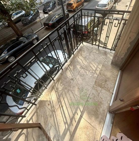 Apartament cu 4 camere semidecomandat în Romană