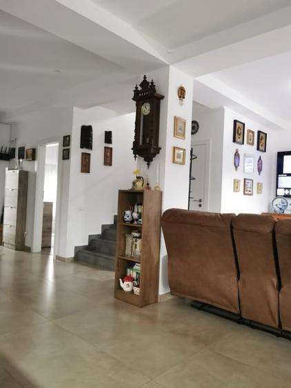Casă cu 5 camere cu Teren 390 Mp în Brănești