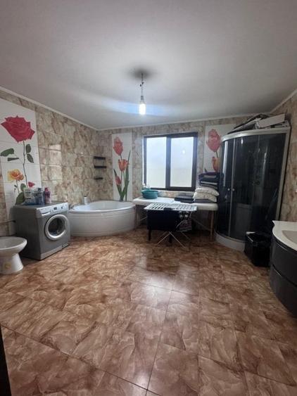 Casă individuală cu 7 camere cu Canalizare în Central