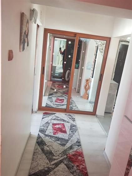 Apartament cu 3 camere decomandat, mobilat în Apollo