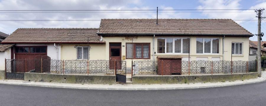 Casă cu 4 camere decomandat în Central