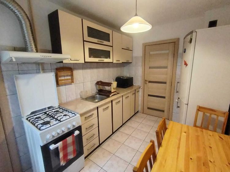 Apartament cu 3 camere decomandat în Girocului