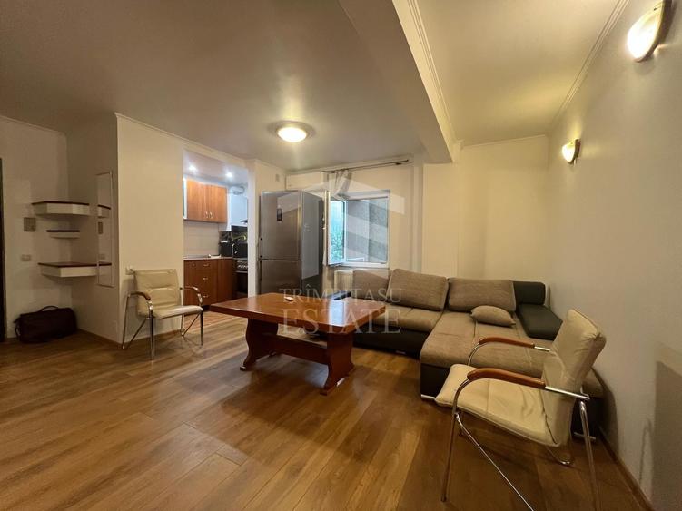 Apartament cu 3 camere semidecomandat, mobilat în Central