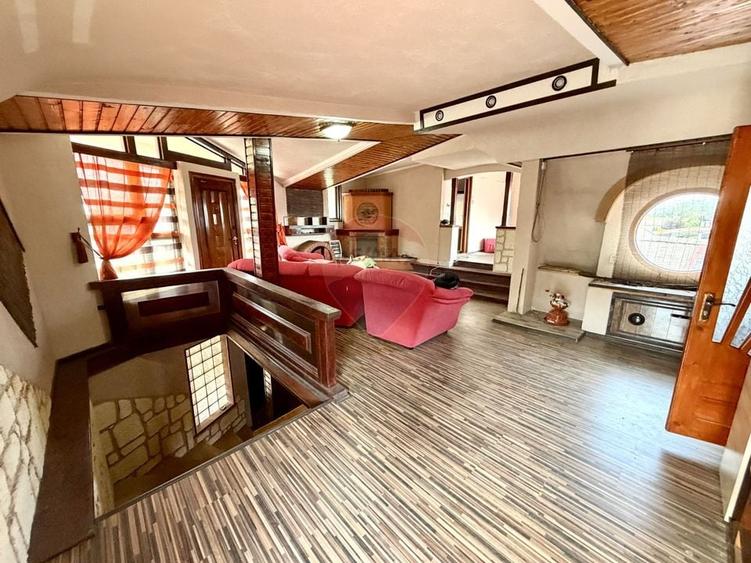 Casă individuală cu 9 camere cu Teren 500 Mp în Nord