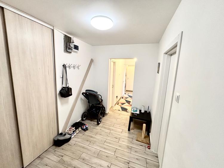 Apartament cu 3 camere decomandat în Titan
