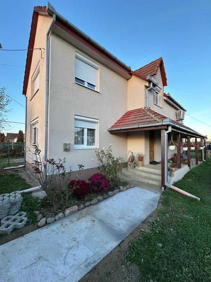 Casă cu 3 camere decomandat în Decebal