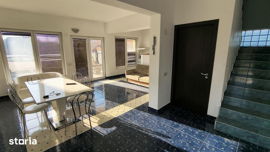 Casă cu 10 camere cu Teren 300 Mp în Sânmartin