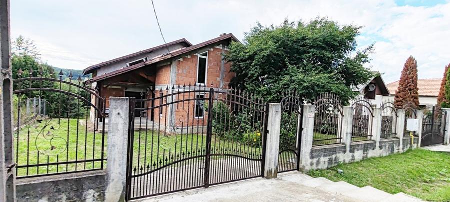Casă individuală cu 4 camere cu Teren 2446 Mp în Manga