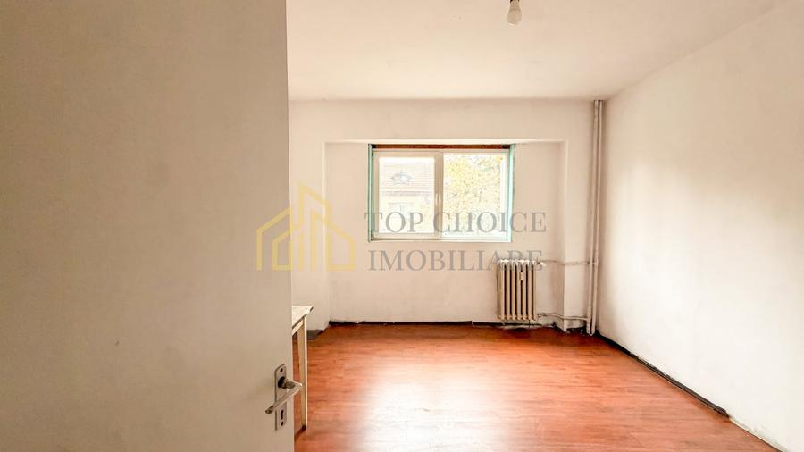 Apartament cu 3 camere semidecomandat, mobilat în Tei