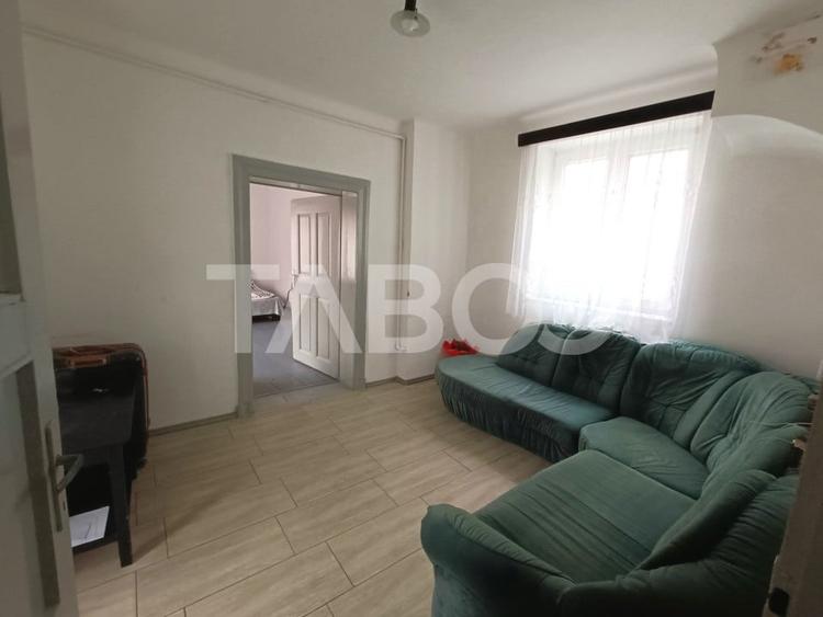 Apartament cu 3 camere semidecomandat, mobilat în Orașul de Jos