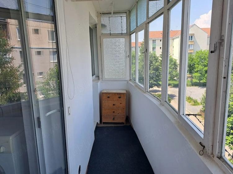 Apartament cu 3 camere decomandat în Exterior Vest