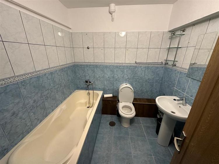 Apartament cu 2 camere decomandat în Hala Centrală