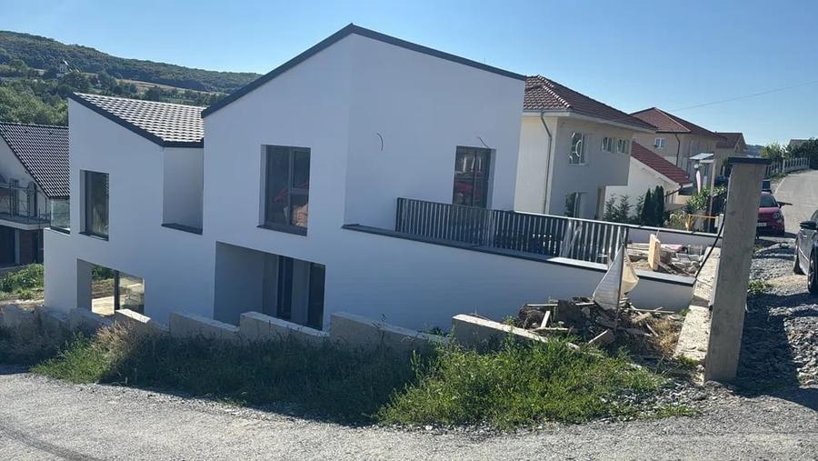 Duplex cu 5 camere cu Canalizare în Chinteni