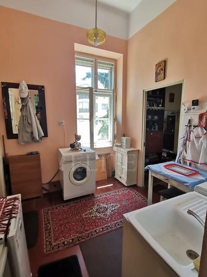 Apartament cu 3 camere semidecomandat în Central