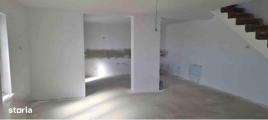 Casă cu 4 camere în Preajba